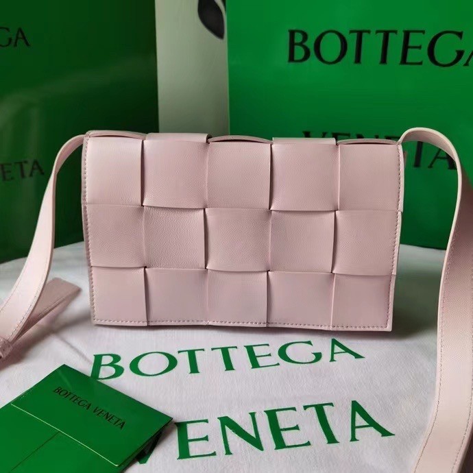 bo*te*ga Ve*ne*ta cassett bag in bliss washed intrecciato lambskin
