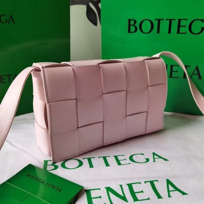 bo*te*ga Ve*ne*ta cassett bag in bliss washed intrecciato lambskin