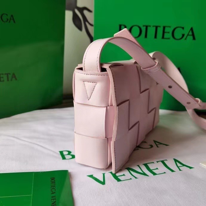 bo*te*ga Ve*ne*ta cassett bag in bliss washed intrecciato lambskin