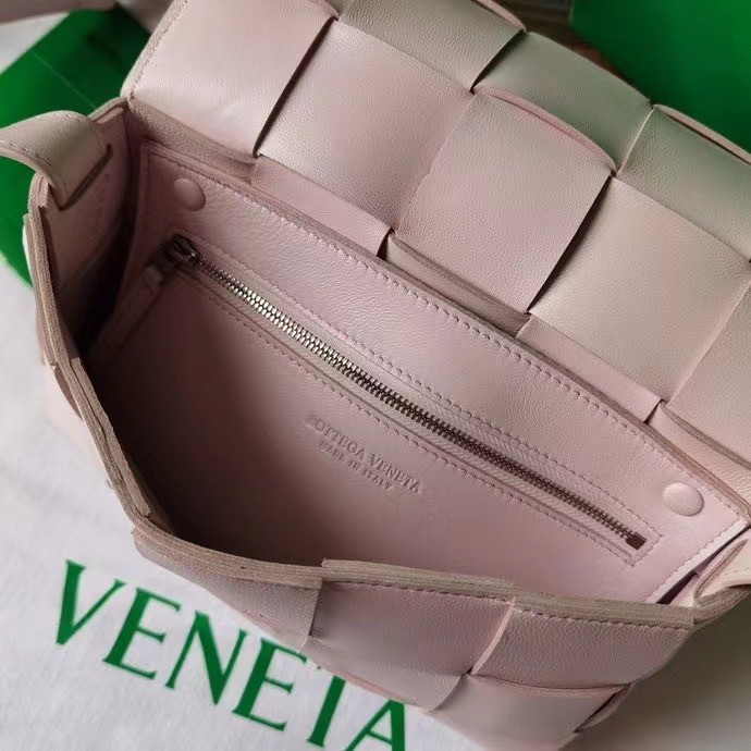 bo*te*ga Ve*ne*ta cassett bag in bliss washed intrecciato lambskin
