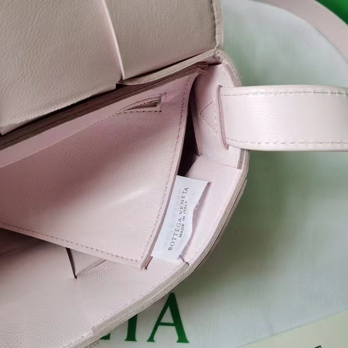 bo*te*ga Ve*ne*ta cassett bag in bliss washed intrecciato lambskin
