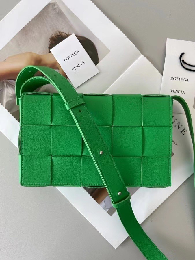 bo*te*ga Ve*ne*ta cassett bag in green intrecciato lambskin