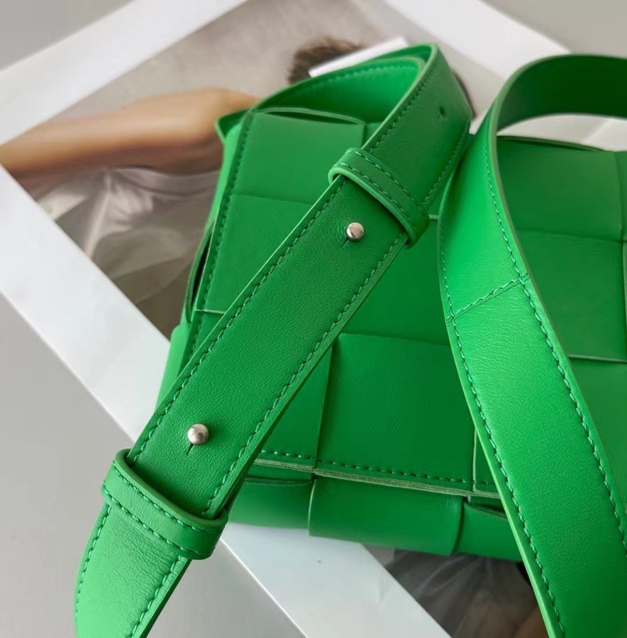bo*te*ga Ve*ne*ta cassett bag in green intrecciato lambskin