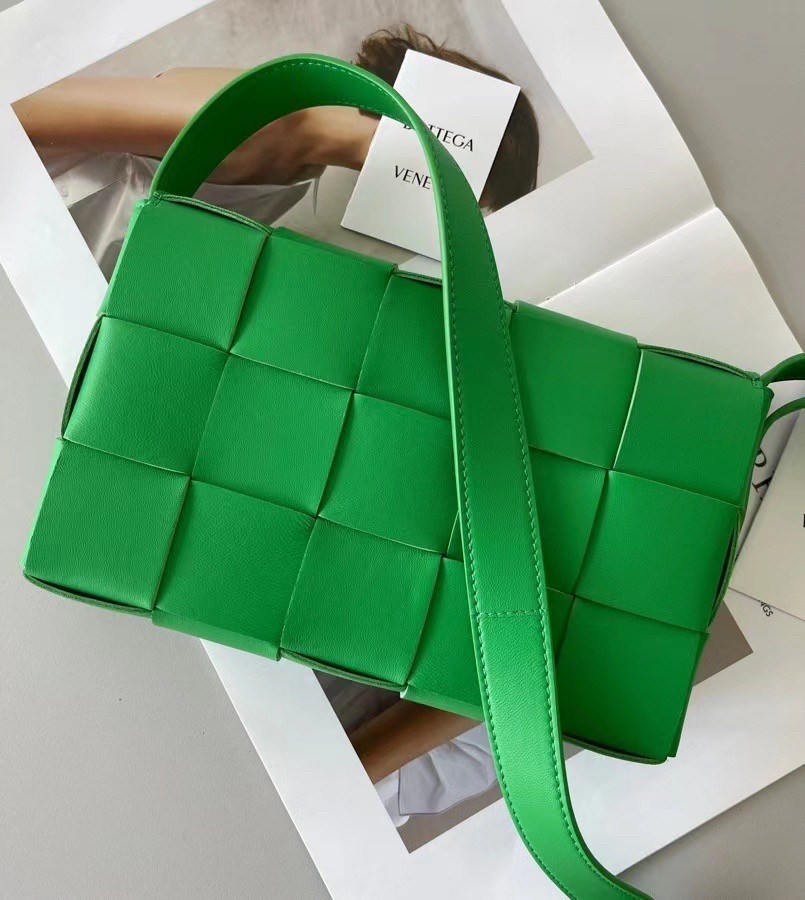 bo*te*ga Ve*ne*ta cassett bag in green intrecciato lambskin
