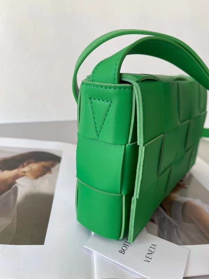 bo*te*ga Ve*ne*ta cassett bag in green intrecciato lambskin