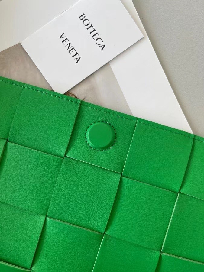 bo*te*ga Ve*ne*ta cassett bag in green intrecciato lambskin