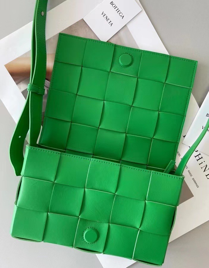 bo*te*ga Ve*ne*ta cassett bag in green intrecciato lambskin