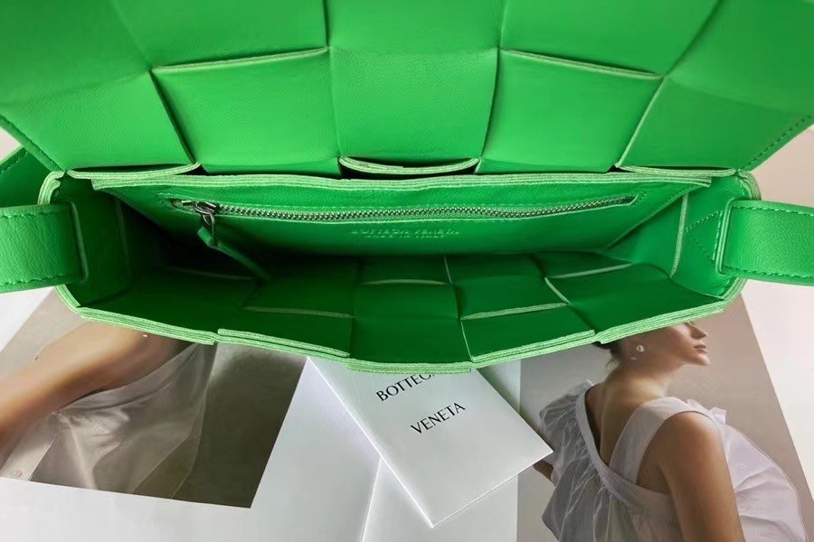 bo*te*ga Ve*ne*ta cassett bag in green intrecciato lambskin