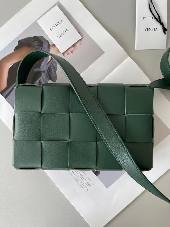bo*te*ga Ve*ne*ta cassett bag in raintree intrecciato lambskin