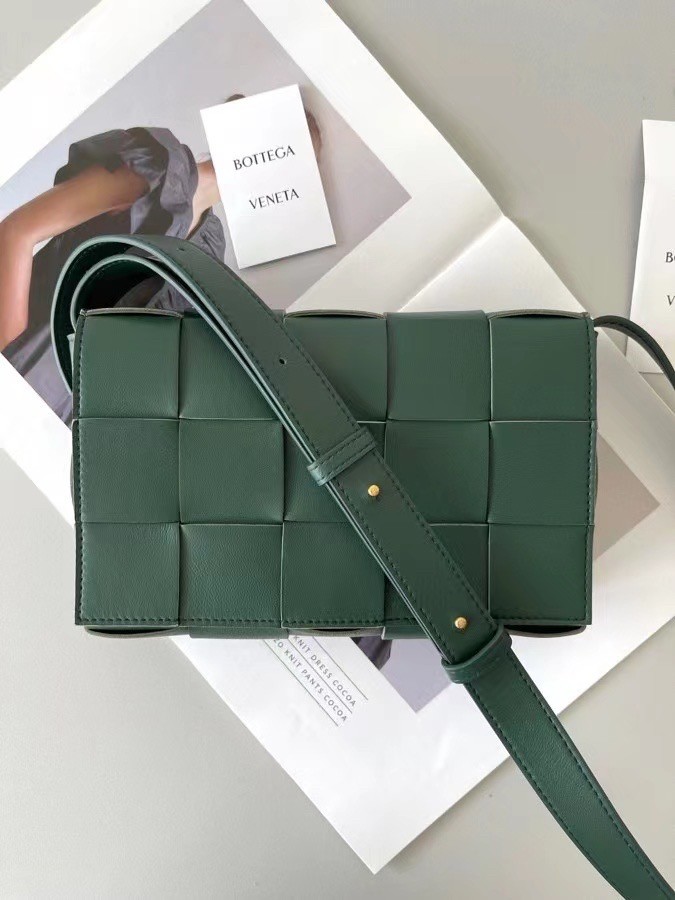 bo*te*ga Ve*ne*ta cassett bag in raintree intrecciato lambskin