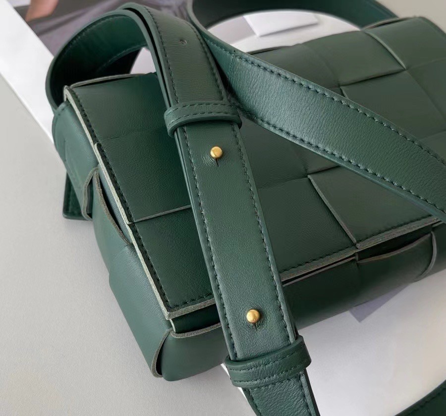 bo*te*ga Ve*ne*ta cassett bag in raintree intrecciato lambskin