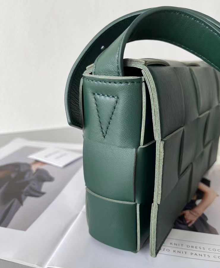 bo*te*ga Ve*ne*ta cassett bag in raintree intrecciato lambskin