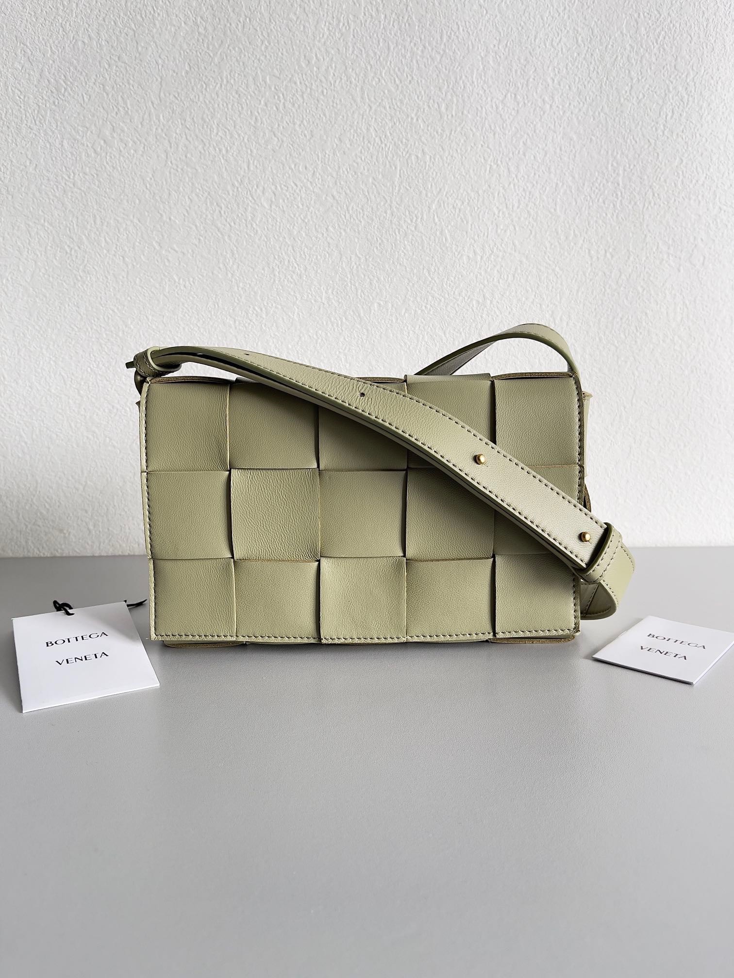 bo*te*ga Ve*ne*ta cassett bag in travertine intrecciato lambskin