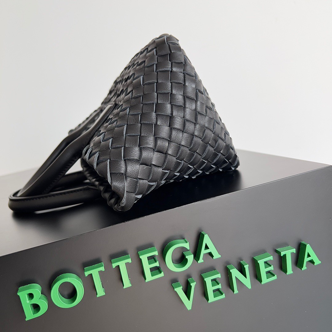 bo*te*ga Ve*ne*ta mini cabat bag in black intrecciato lambskin