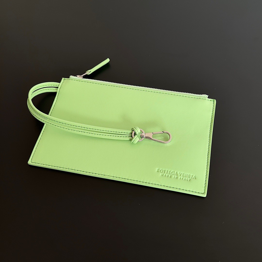bo*te*ga Ve*ne*ta mini cabat bag in pistachio intrecciato lambskin