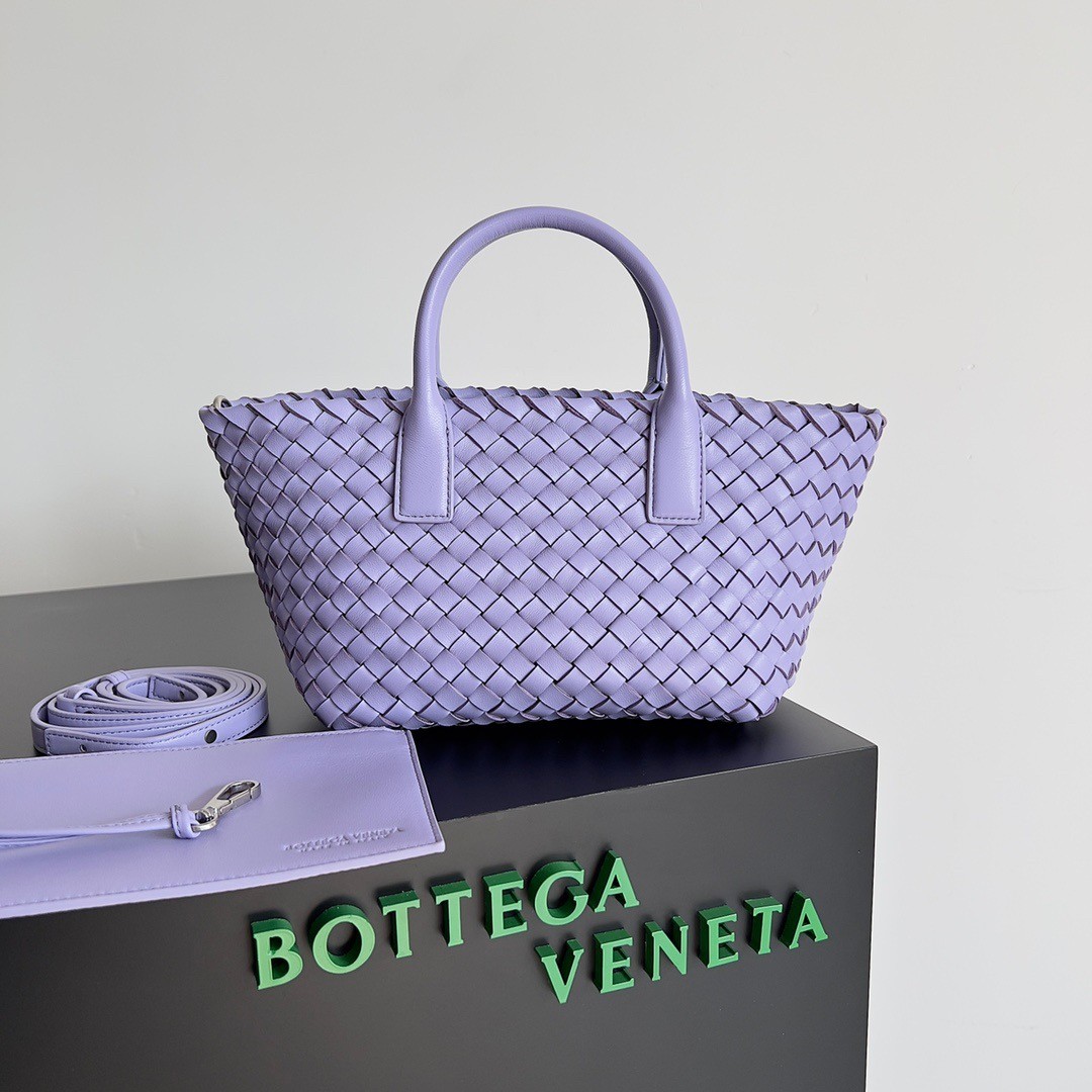 bo*te*ga Ve*ne*ta mini cabat bag in wisteria intrecciato lambskin