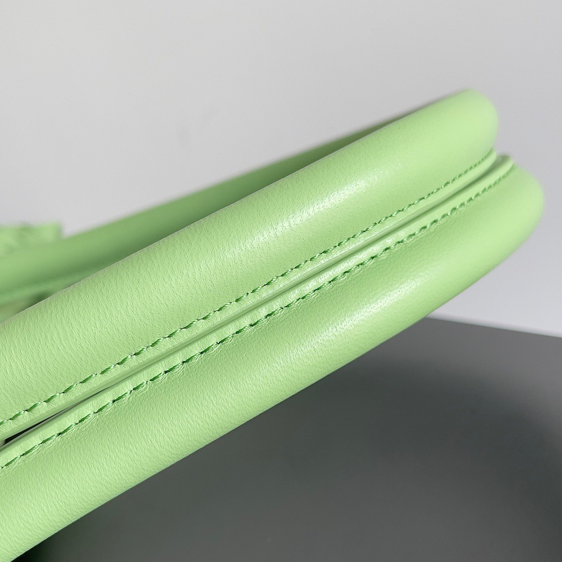 bo*te*ga Ve*ne*ta cabat medium bag in pistachio intrecciato lambskin
