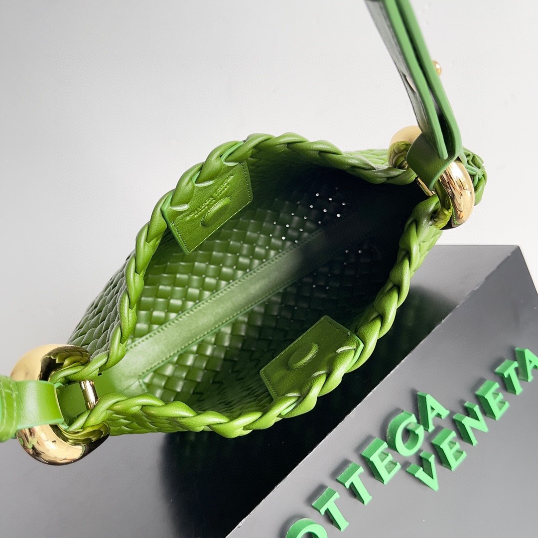 bo*te*ga Ve*ne*ta clicker small bag in avocado intrecciato lambskin