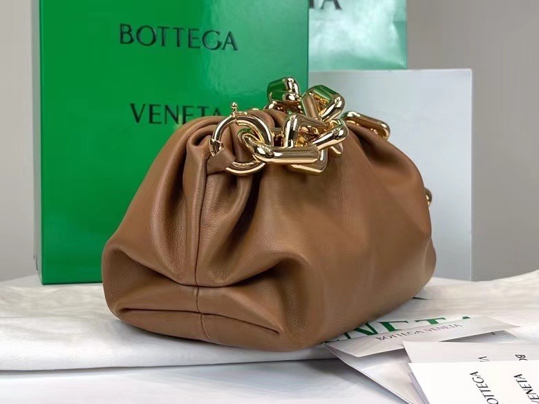 bo*te*ga Ve*ne*ta the chain pouch bag in teak calfskin