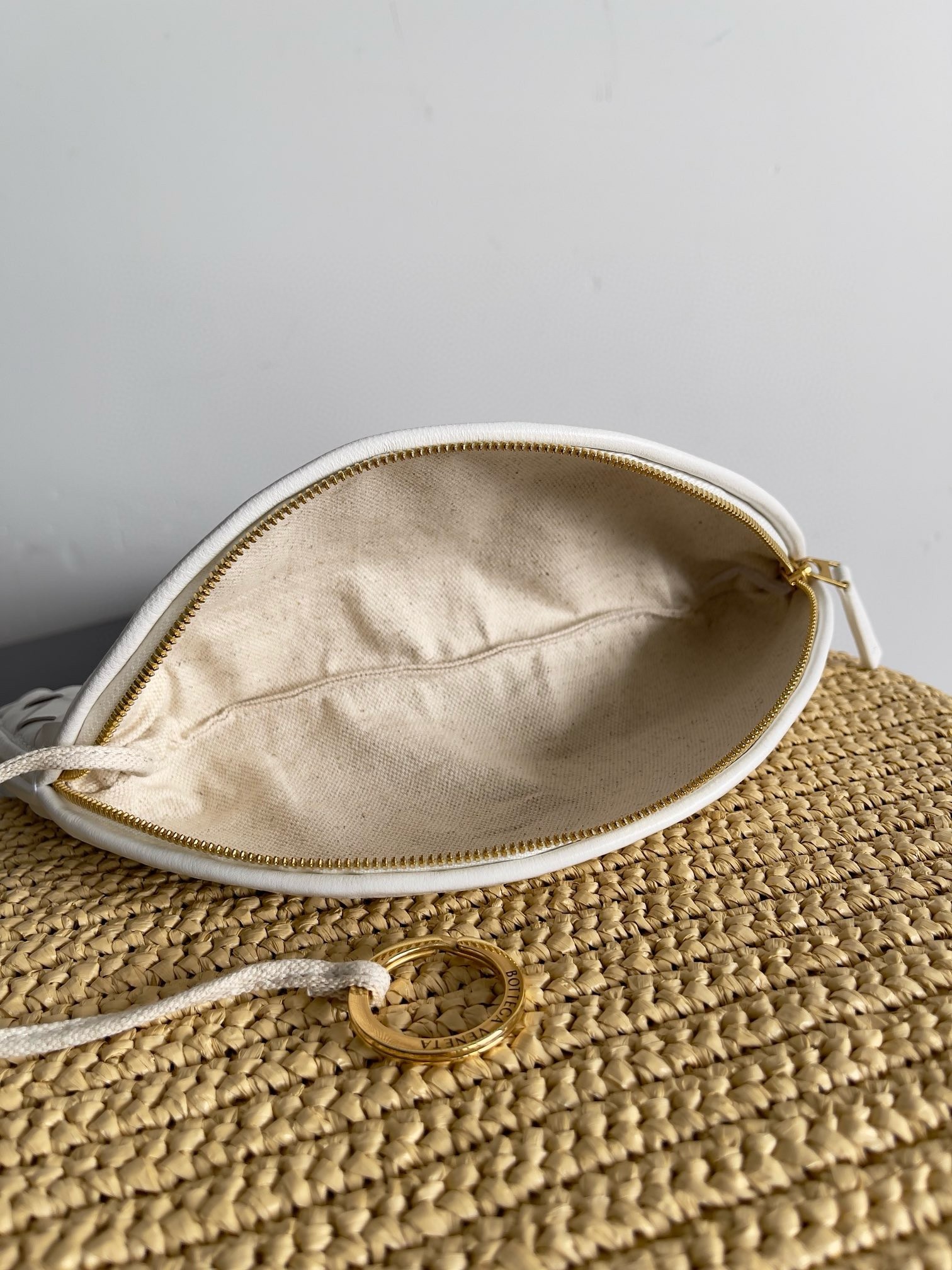 bo*te*ga Ve*ne*ta gemelli medium bag in natural raffia
