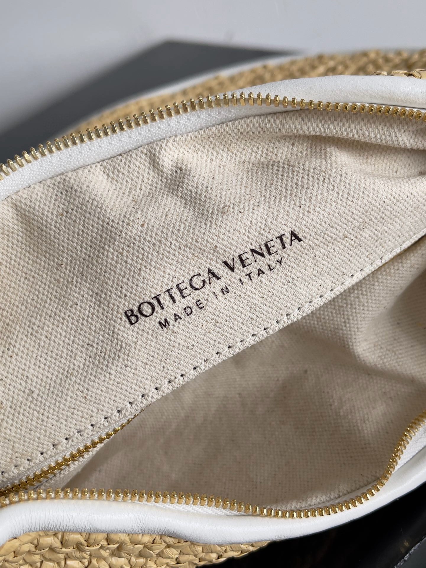 bo*te*ga Ve*ne*ta gemelli medium bag in natural raffia