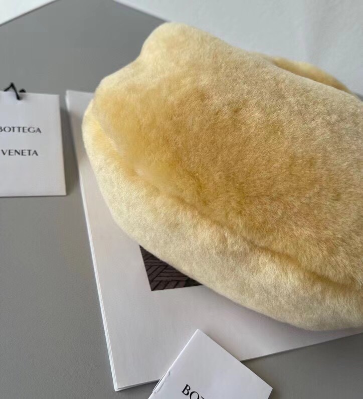 bo*te*ga Ve*ne*ta mini bv jodie bag in teddy shearling