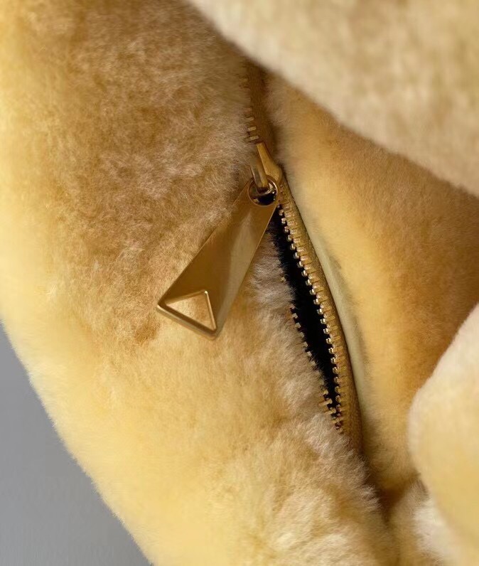 bo*te*ga Ve*ne*ta mini bv jodie bag in teddy shearling