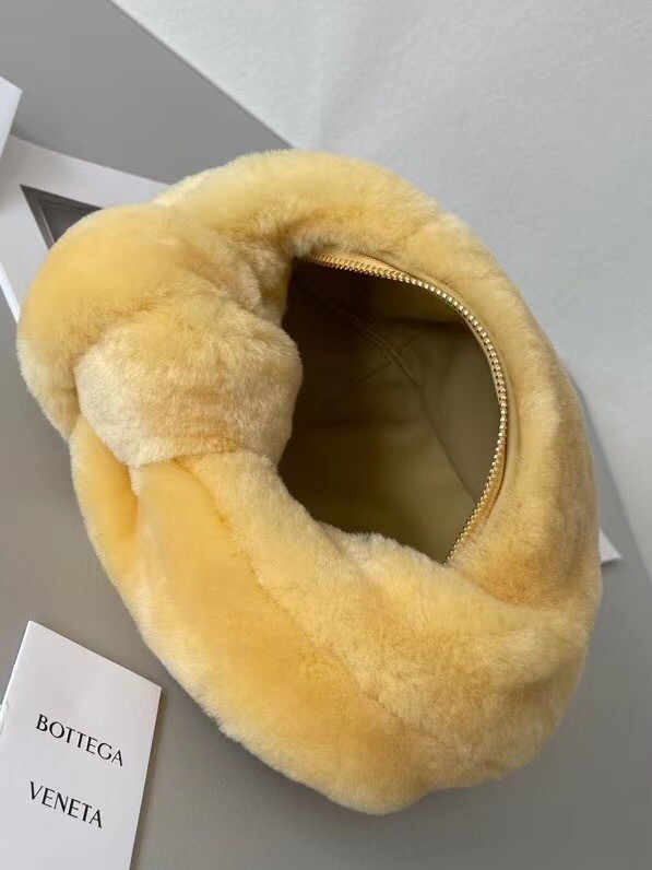 bo*te*ga Ve*ne*ta mini bv jodie bag in teddy shearling