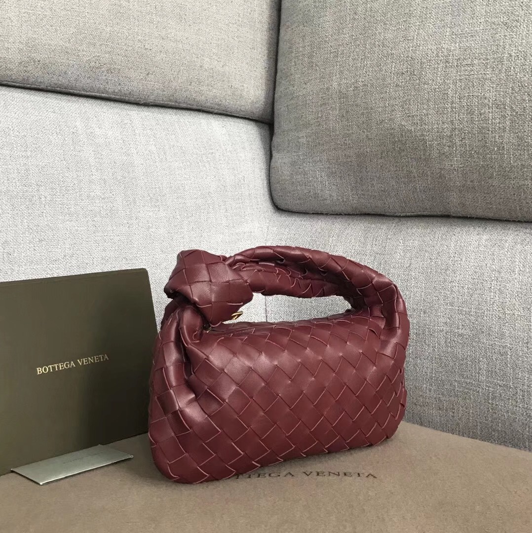 bo*te*ga Ve*ne*ta mini bv jodie bag in bordeaux woven leather