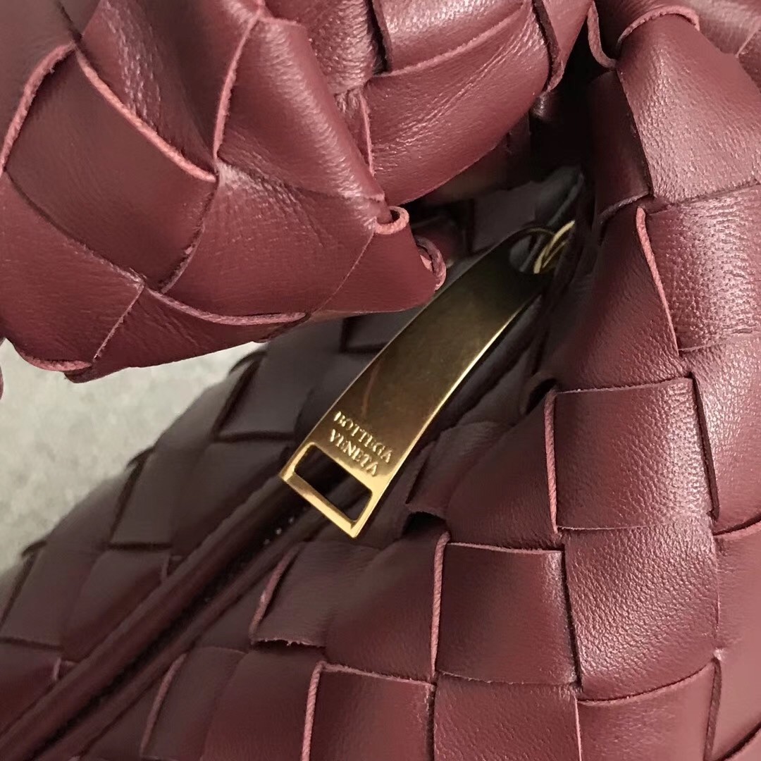 bo*te*ga Ve*ne*ta mini bv jodie bag in bordeaux woven leather