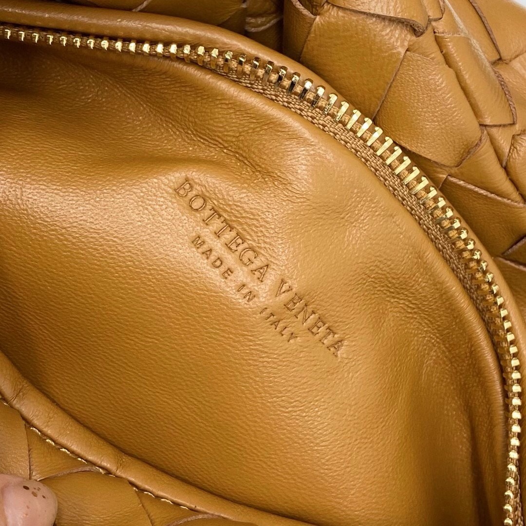 bo*te*ga Ve*ne*ta mini bv jodie bag in sandalwood woven leather