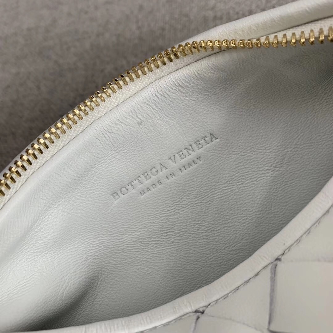 bo*te*ga Ve*ne*ta mini bv jodie bag in white woven leather