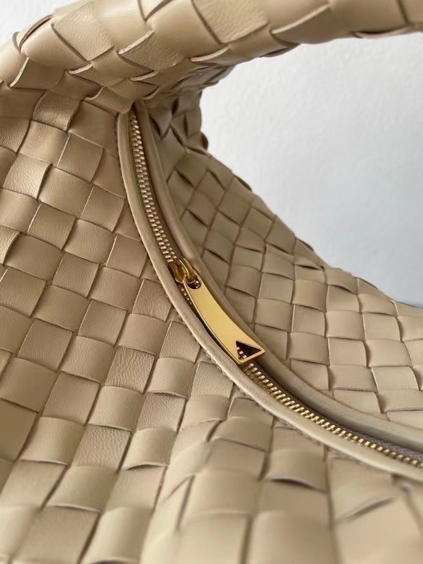 bo*te*ga Ve*ne*ta bv jodie teen bag in beige intrecciato leather