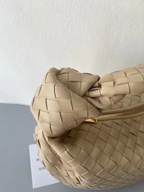 bo*te*ga Ve*ne*ta bv jodie teen bag in beige intrecciato leather