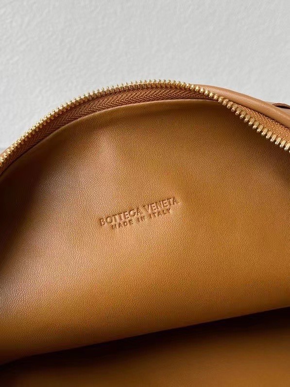 bo*te*ga Ve*ne*ta bv jodie teen bag in caramel intrecciato leather