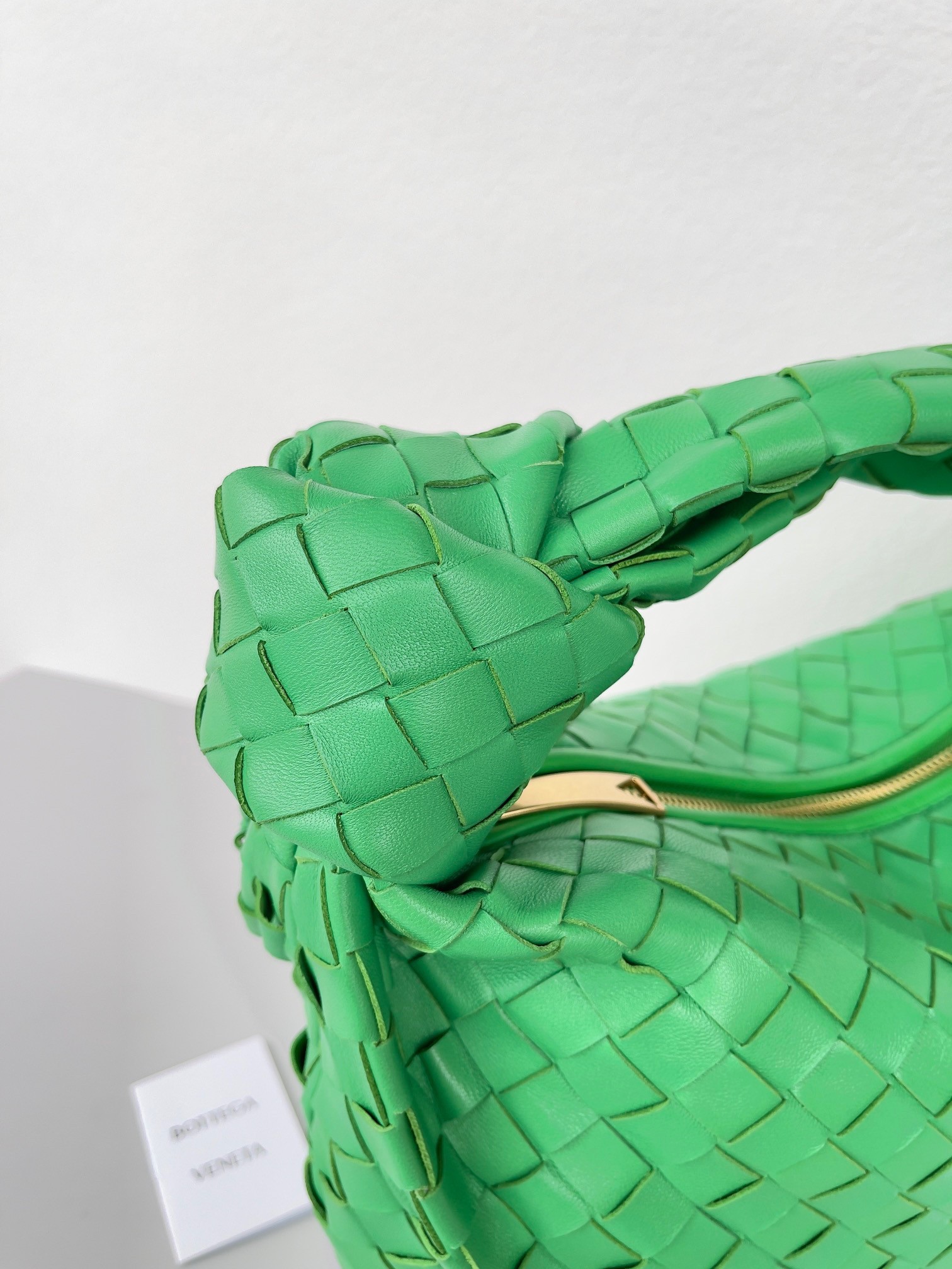 bo*te*ga Ve*ne*ta bv jodie teen bag in green intrecciato leather