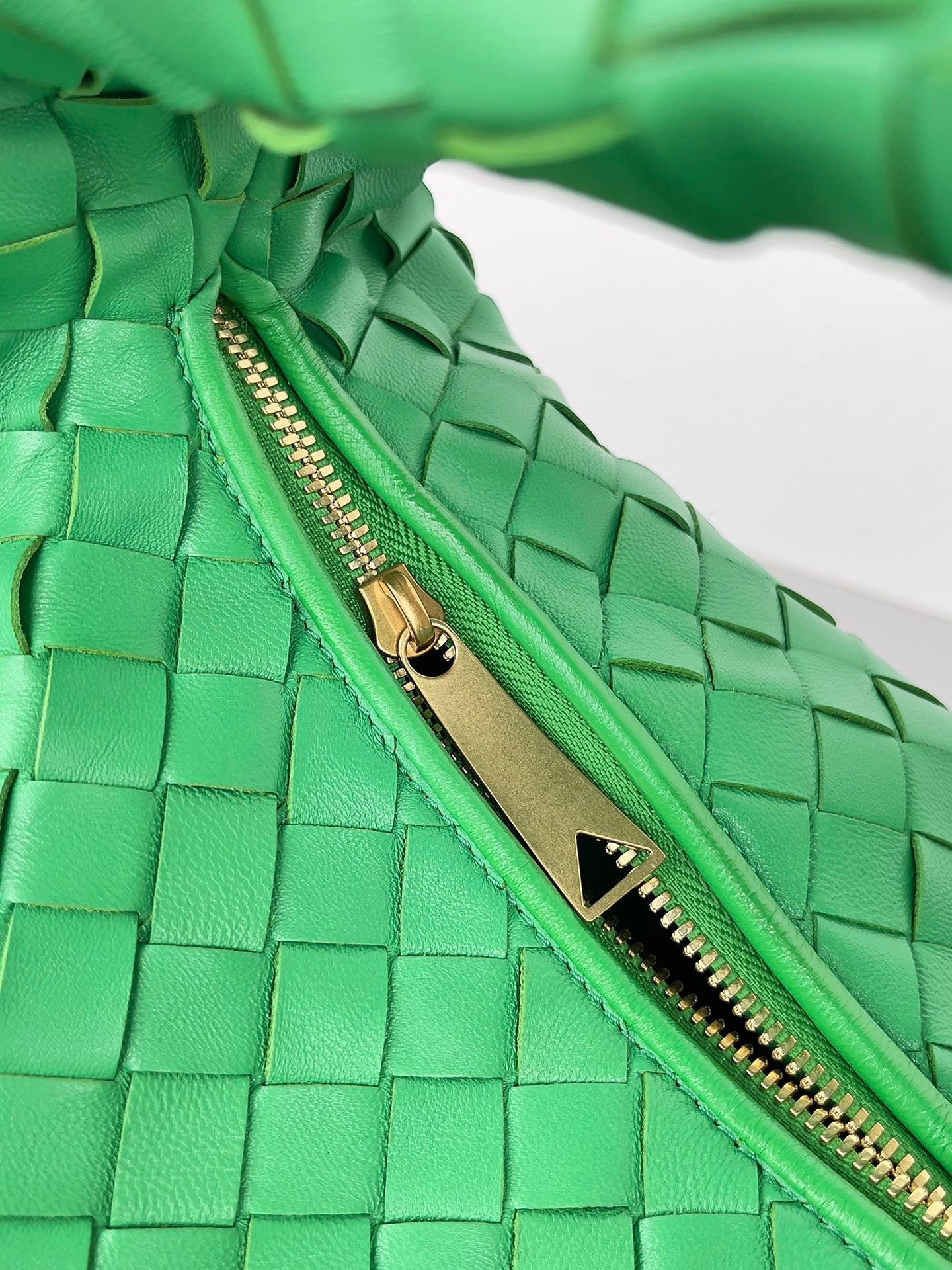 bo*te*ga Ve*ne*ta bv jodie teen bag in green intrecciato leather