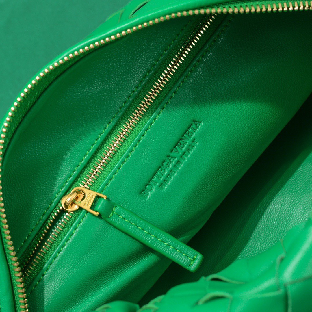 bo*te*ga Ve*ne*ta bv jodie teen bag in green intrecciato leather