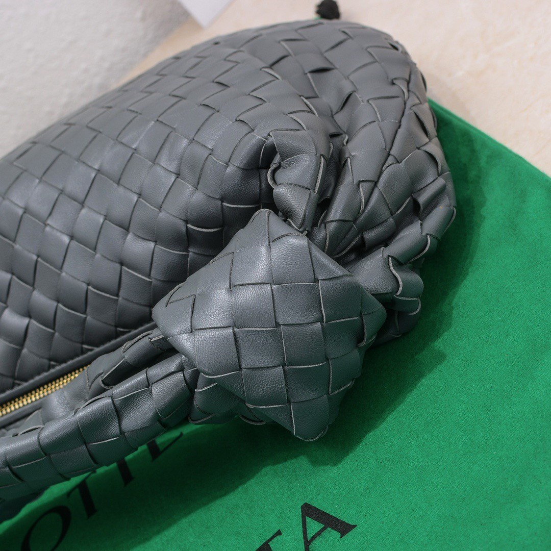 bo*te*ga Ve*ne*ta bv jodie teen bag in thunder intrecciato leather