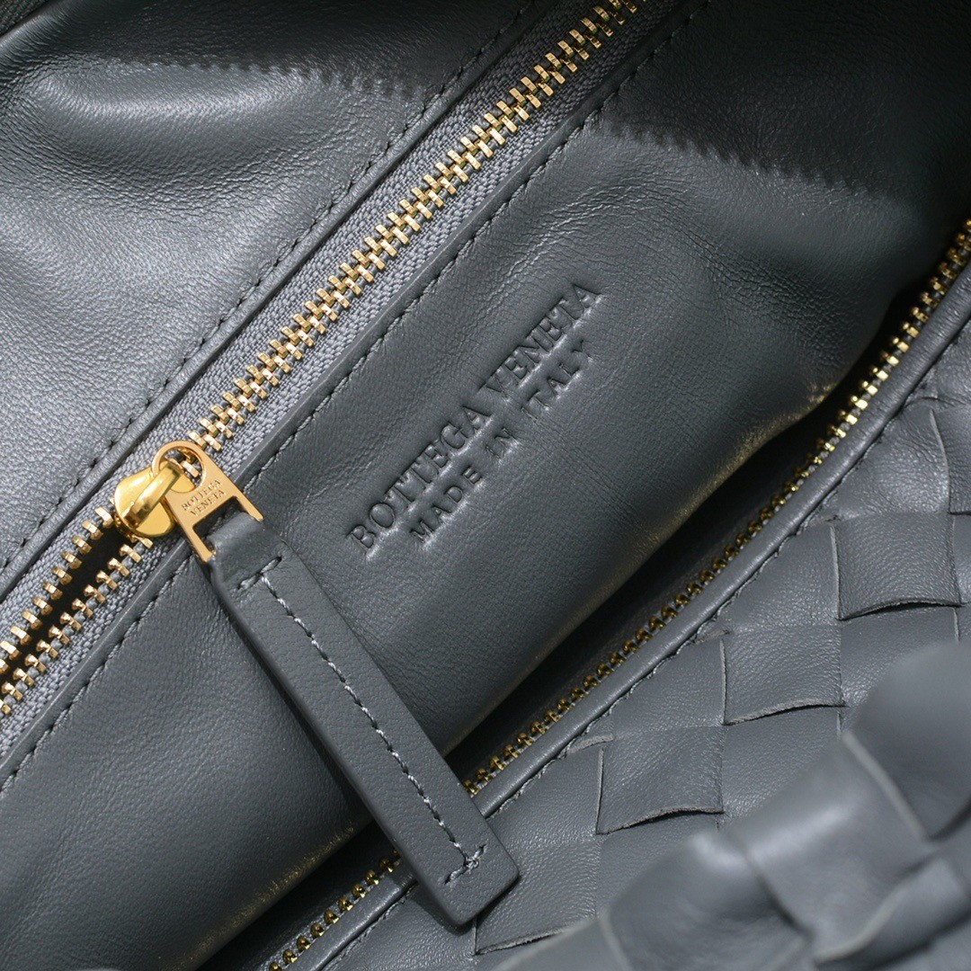 bo*te*ga Ve*ne*ta bv jodie teen bag in thunder intrecciato leather