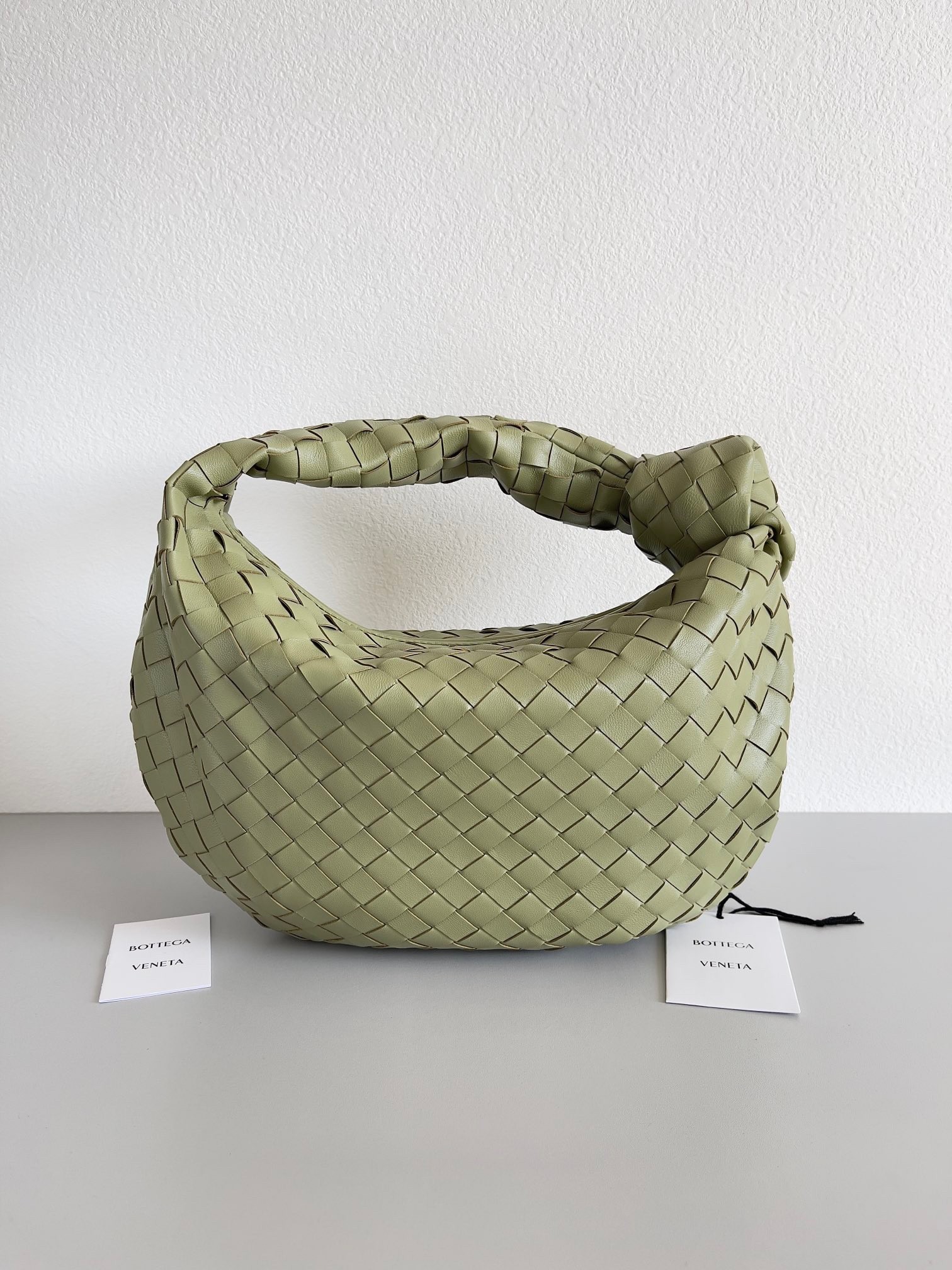 bo*te*ga Ve*ne*ta bv jodie teen bag in travertine intrecciato leather