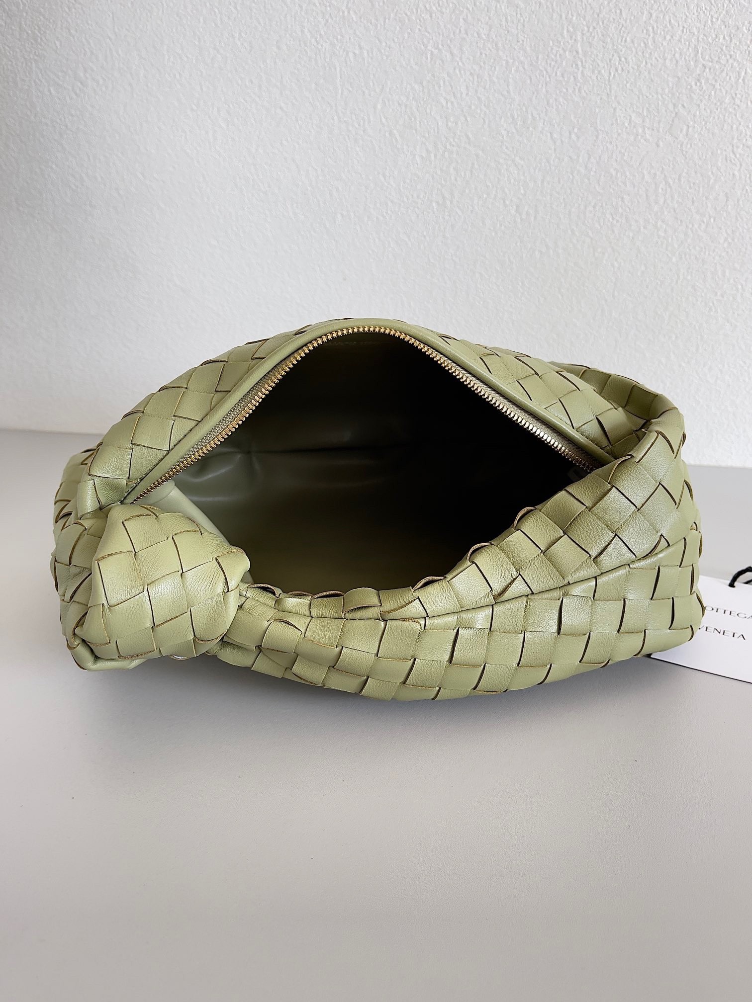 bo*te*ga Ve*ne*ta bv jodie teen bag in travertine intrecciato leather