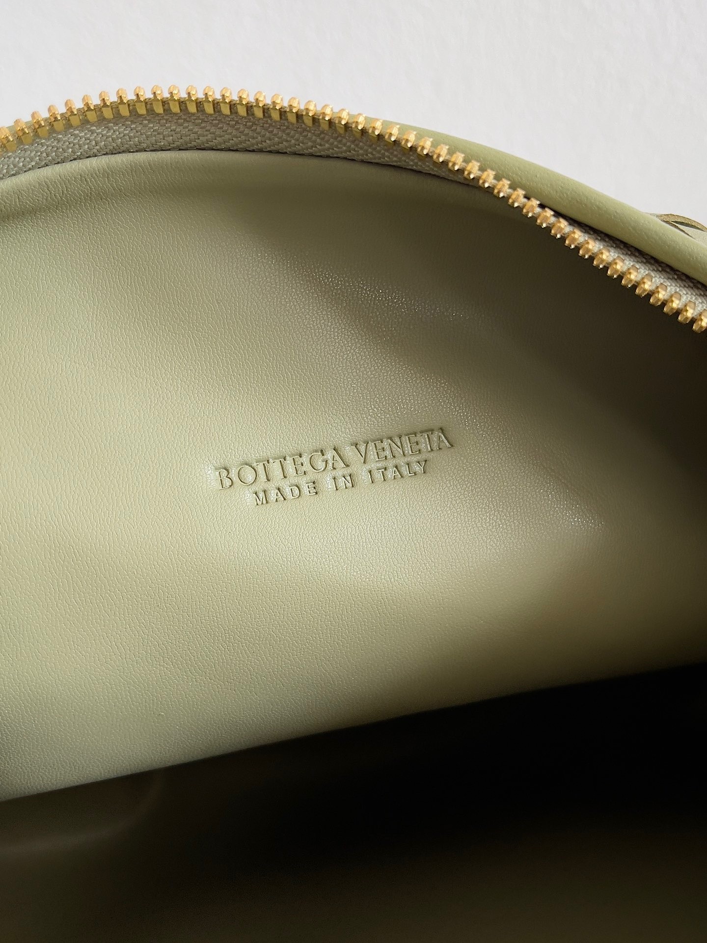 bo*te*ga Ve*ne*ta bv jodie teen bag in travertine intrecciato leather