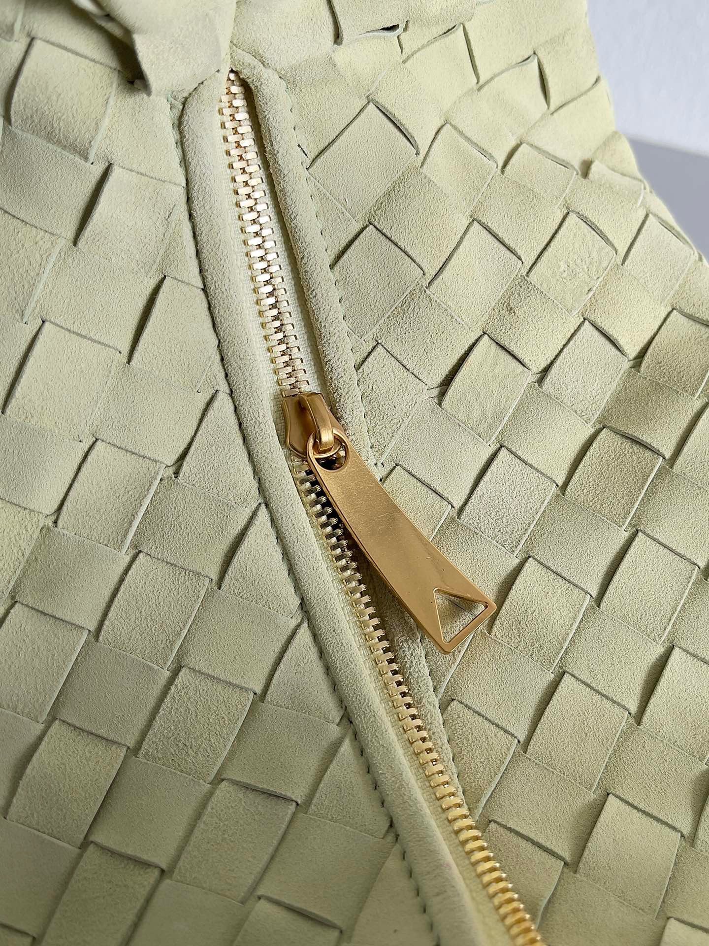 bo*te*ga Ve*ne*ta bv jodie teen bag in lemon suede calfskin
