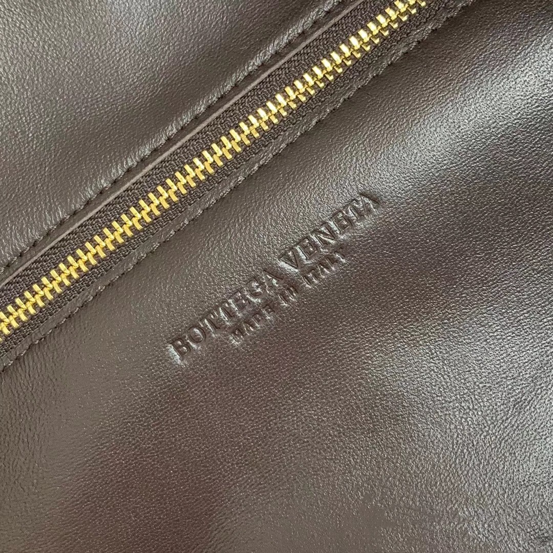 bo*te*ga Ve*ne*ta large bv jodie bag in fondente woven leather