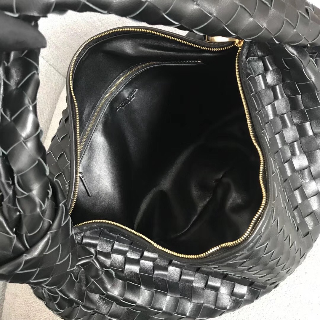 bo*te*ga Ve*ne*ta large bv jodie bag in black woven leather
