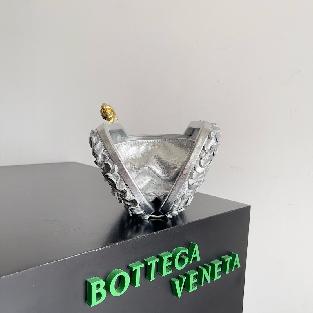 bo*te*ga Ve*ne*ta knot minaudiere clutch in silver sequins laminated leather