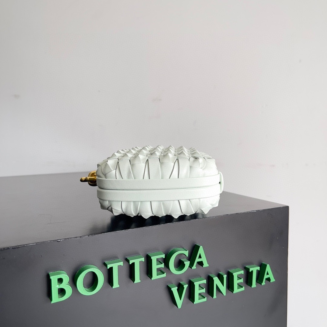 bo*te*ga Ve*ne*ta knot minaudiere clutch in glacier intreccio leather