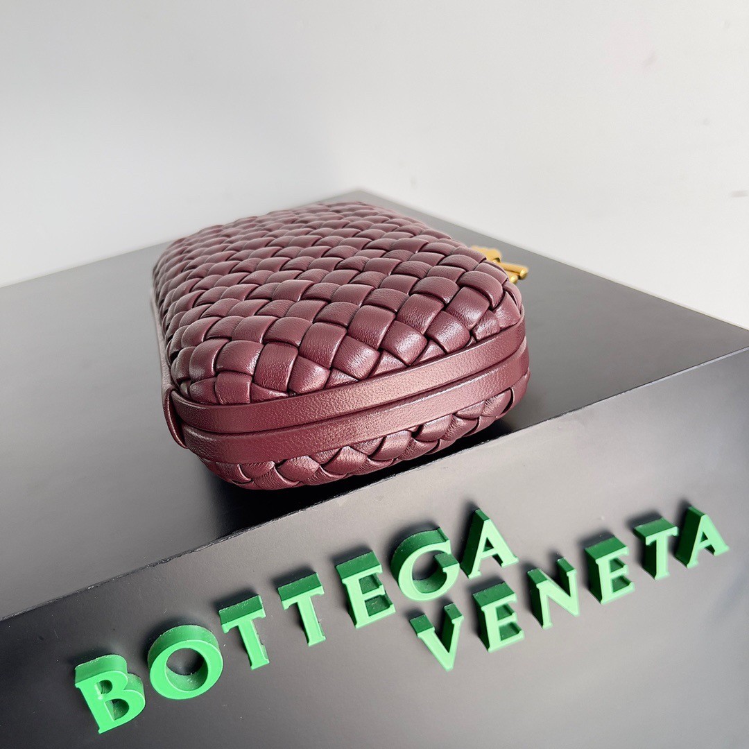 bo*te*ga Ve*ne*ta knot minaudiere clutch in bordeaux intrecciato lambskin