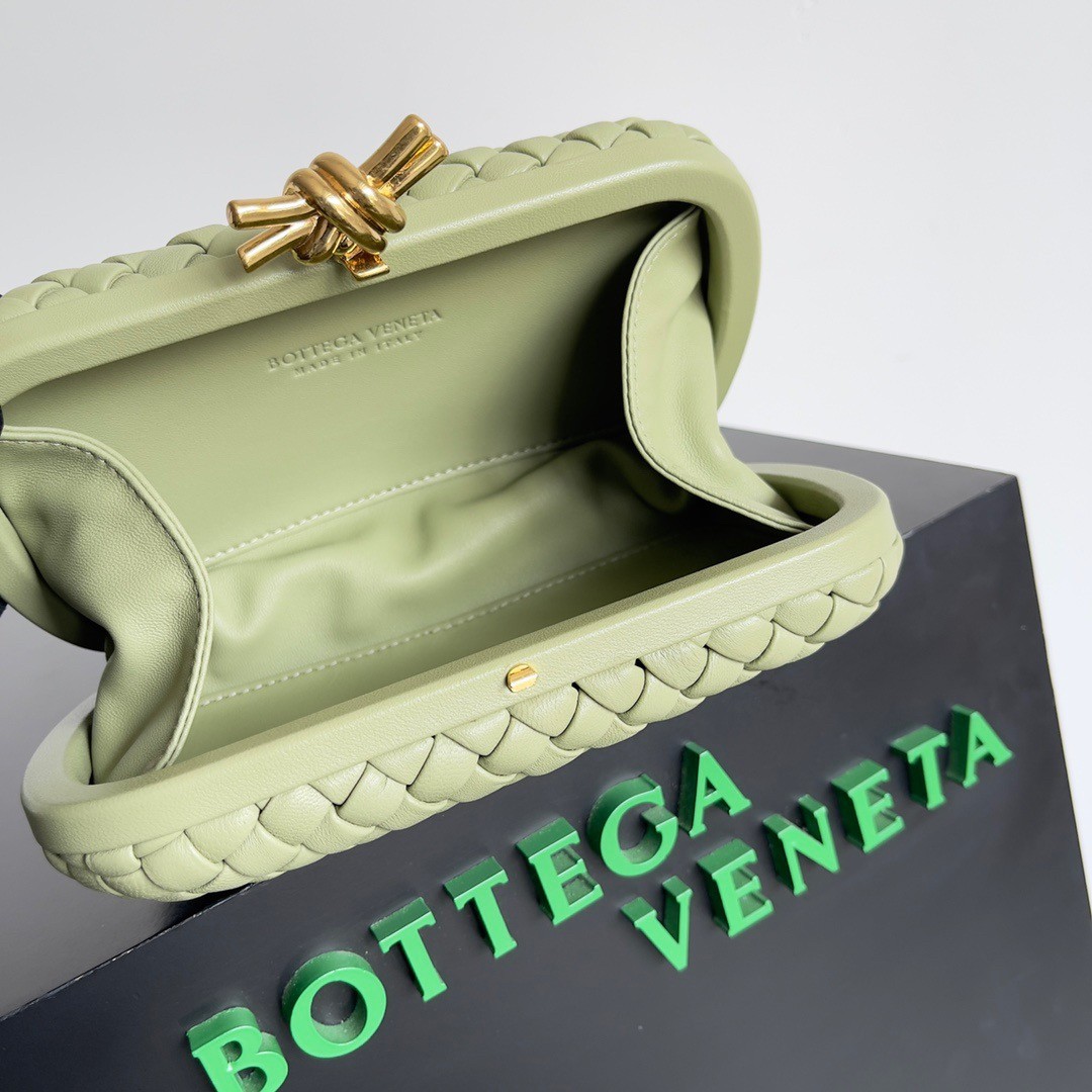 bo*te*ga Ve*ne*ta knot minaudiere clutch in travertine intrecciato lambskin